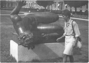 Catherine Viollet devant La Rivi&egrave;re d'Aristide Maillol, aux Tuileries